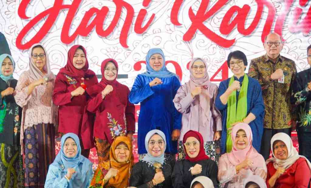 Raih Penghargaan Perempuan Inspiratif dari Menteri PPPA, Khofifah: ‘Be Yourself and Do The&nbsp;Best’