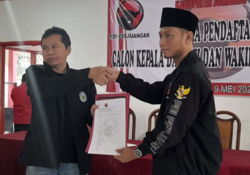 Mas Hakim, Budayawan Topeng Jombang Daftar Cabup ke&nbsp;PDIP