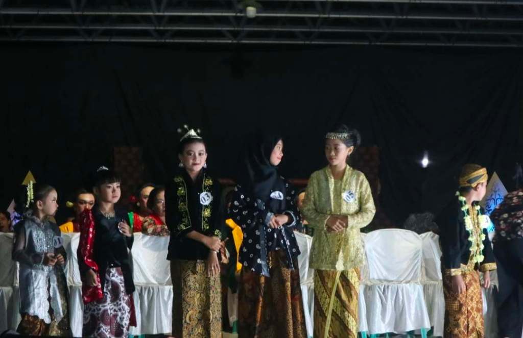 Peragaan Busana Jawa Lawas Ki Purwa Heritage Festival 2024 Diramaikan Guk Yuk&nbsp;Jombang