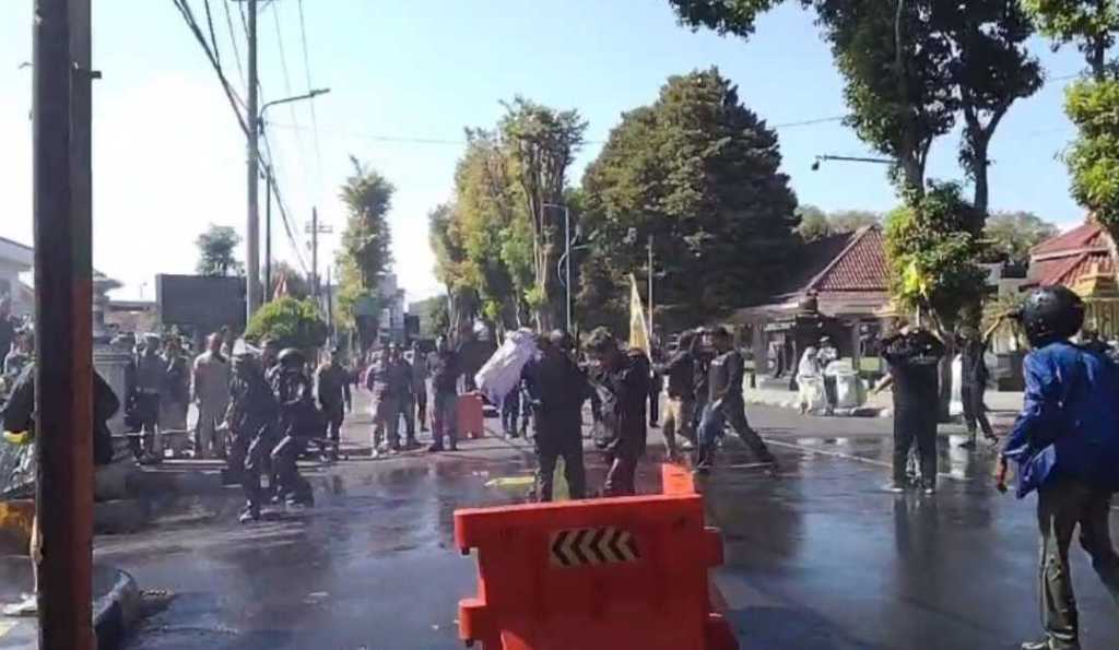 Demo PMII Berakhir Ricuh, Pintu Kantor Bupati Lumajang&nbsp;Roboh