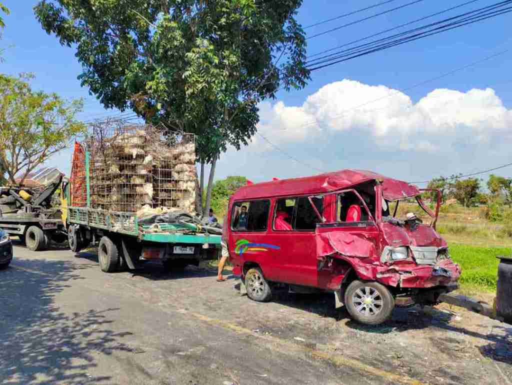 Sopir Diduga Ngantuk, Truk Ini Seruduk 2 Kendaraan, 8 Terluka