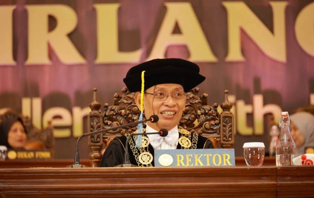 Lepas 788 Wisudawan, Rektor: Ilmu Pengetahuan Kunci Kesejahteraan Masa&nbsp;Depan