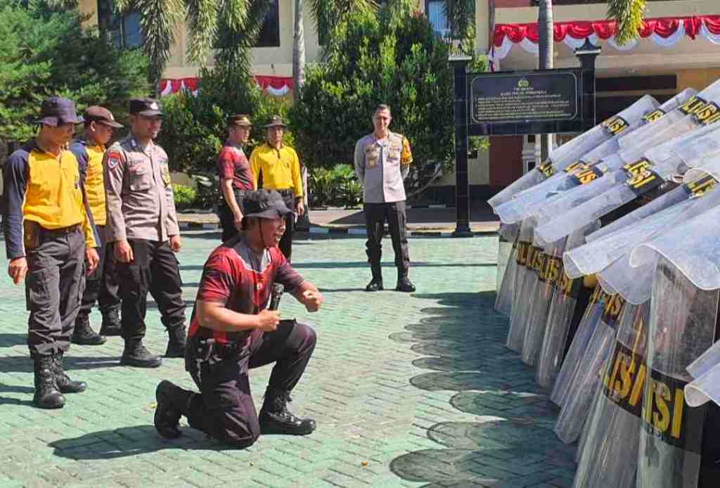 Melihat Latihan Polisi Magetan Tangani Potensi Kerusuhan Saat Pilkada 2024