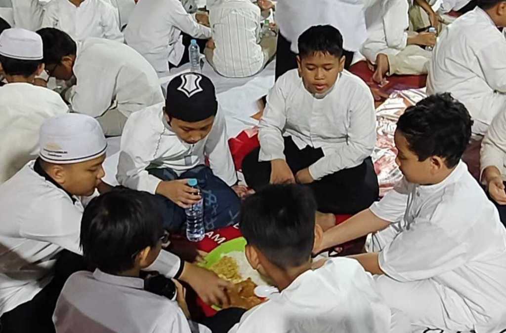 Peringati Maulid SD Khadijah Pandegiling Makan Bersama Ala&nbsp;Santri