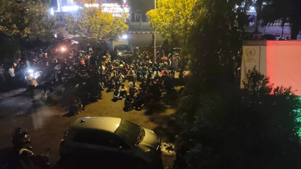 Hujan Tak Halangi Nobar Timnas Indonesia vs Australia di&nbsp;Lumajang