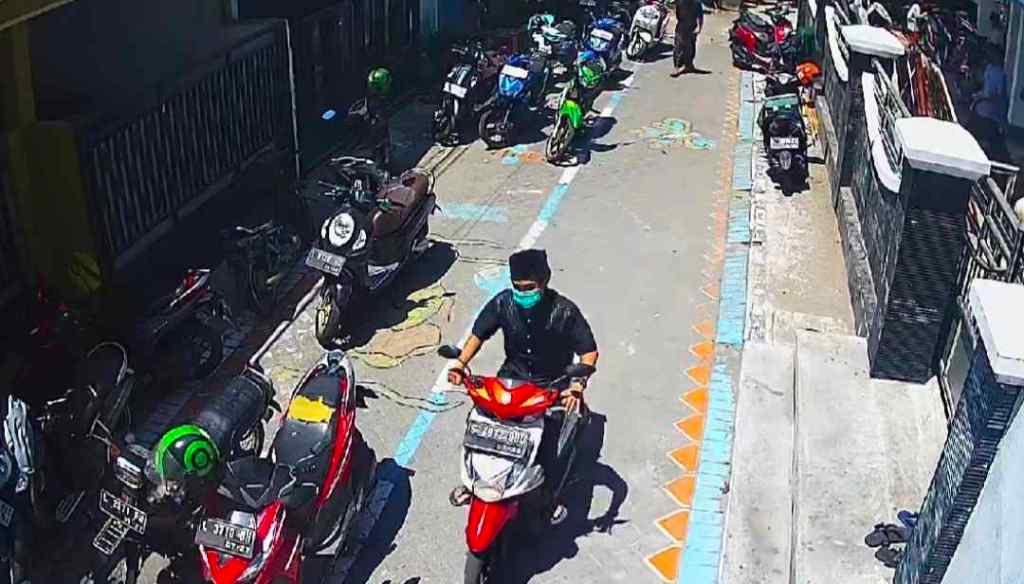 Maling Baju Koko Gondol Motor Jemaah Usai Salat&nbsp;Jumat
