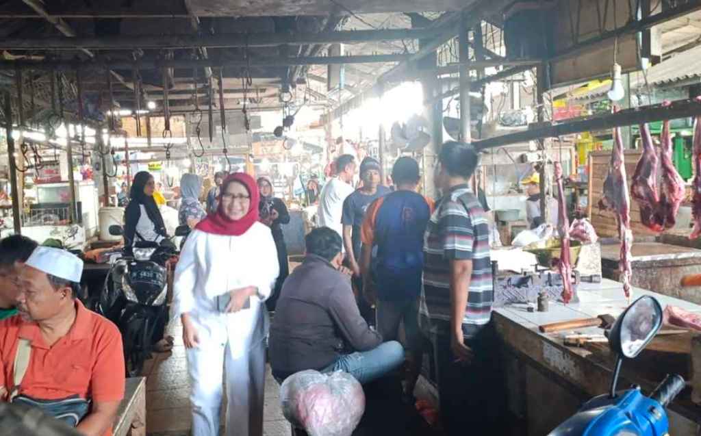 Bunda Indah dan Mas Yudha Makan Nasi Jagung bersama Pedagang&nbsp;Pasar