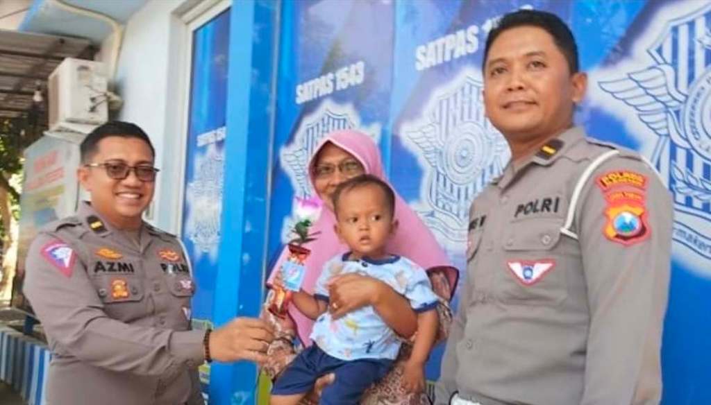 HUT Polantas, Satlantaa Polres Magetan Bagikan Bunga dan&nbsp;Coklat